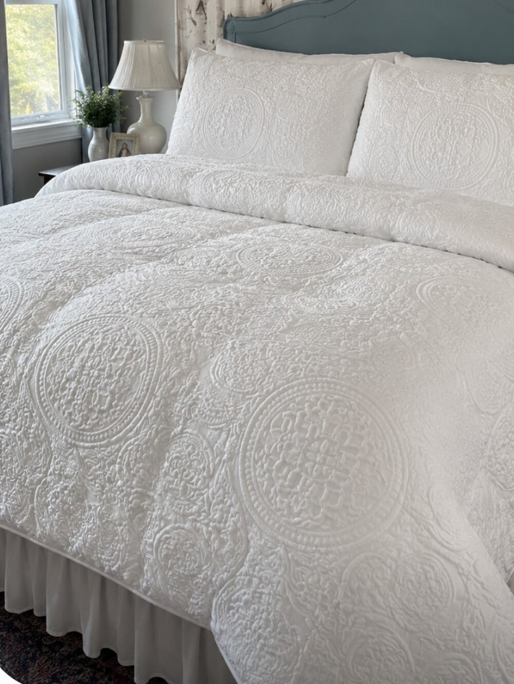J. Queen New York White Quilted Medallion Comforter And 2 Shams King Size Set.